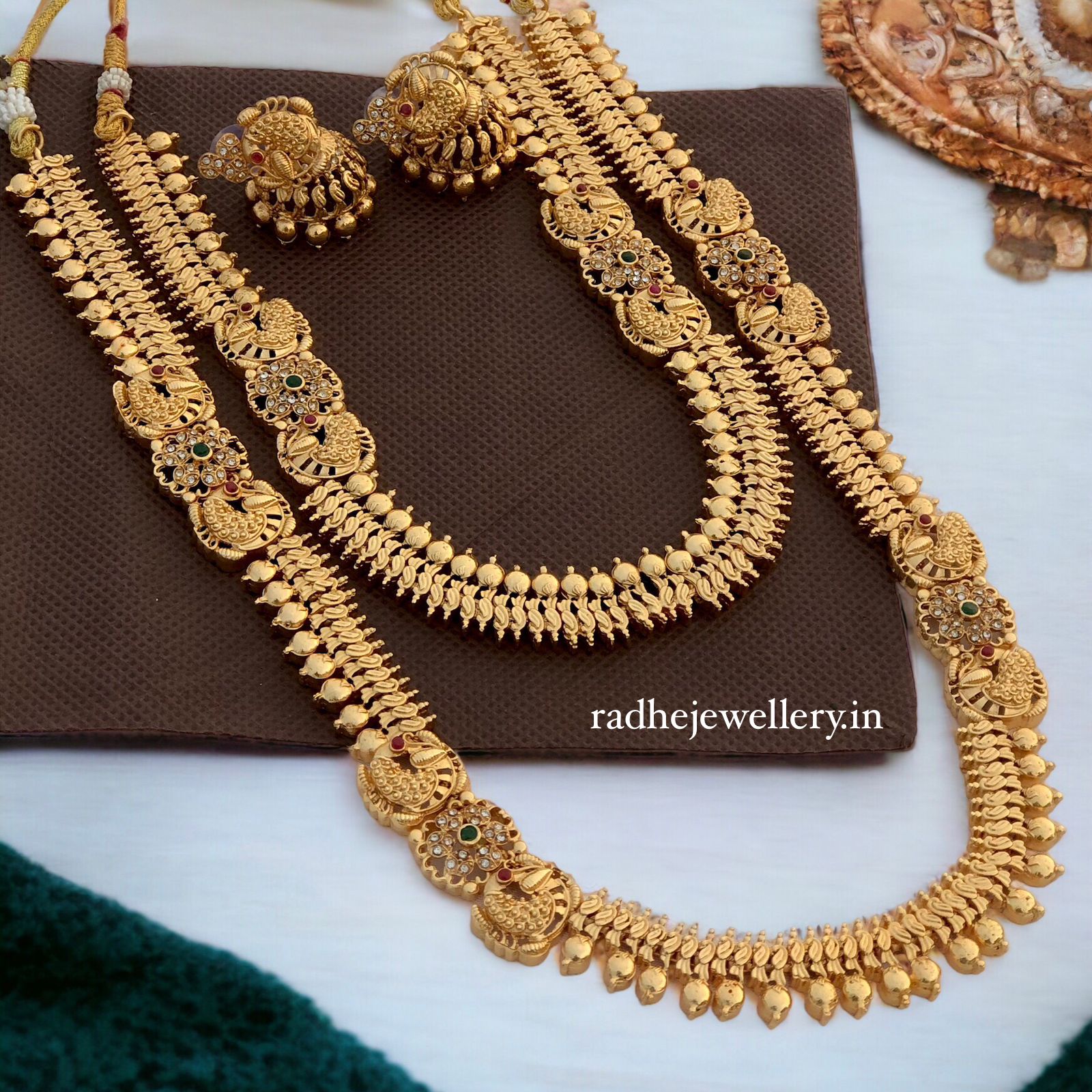 Classic Gold jewellery Set, With Jhumkis