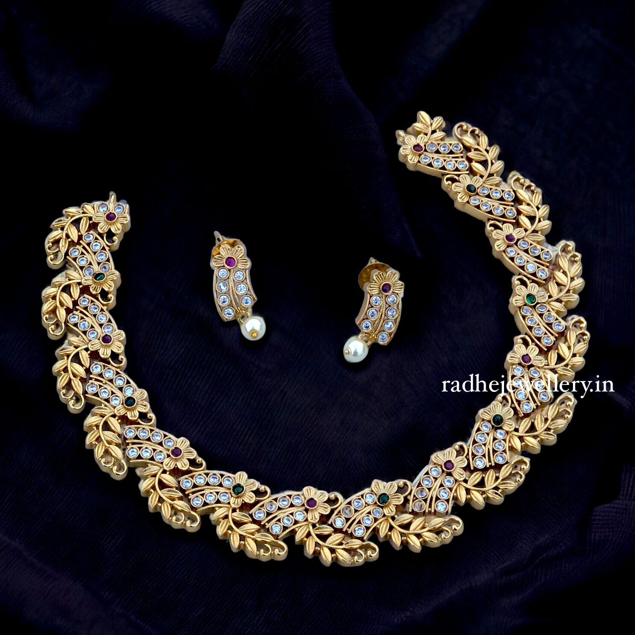 AD Stone Short Neckpiece Set design