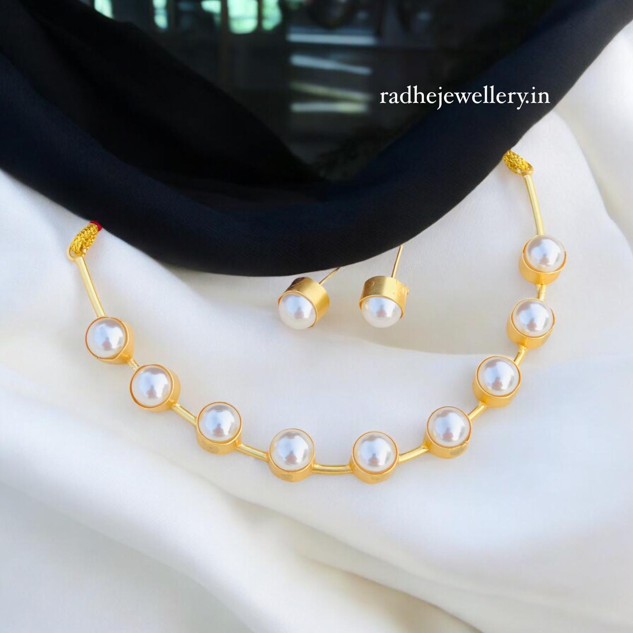 ZIERRA GOLDEN CLUSTER PEARL CHOKER WITH EARRING